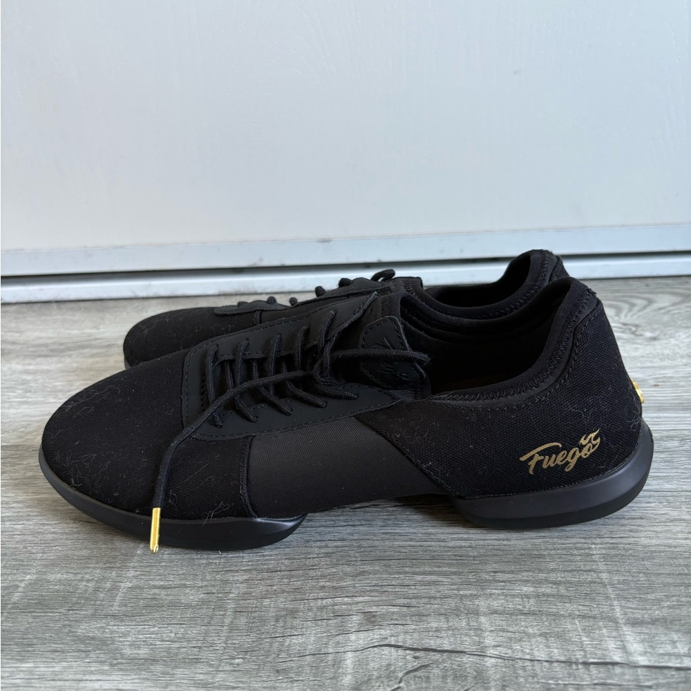 Stylish Fuego all-black split-sole dance sneaker with gold aglets - Picture 3 of 6